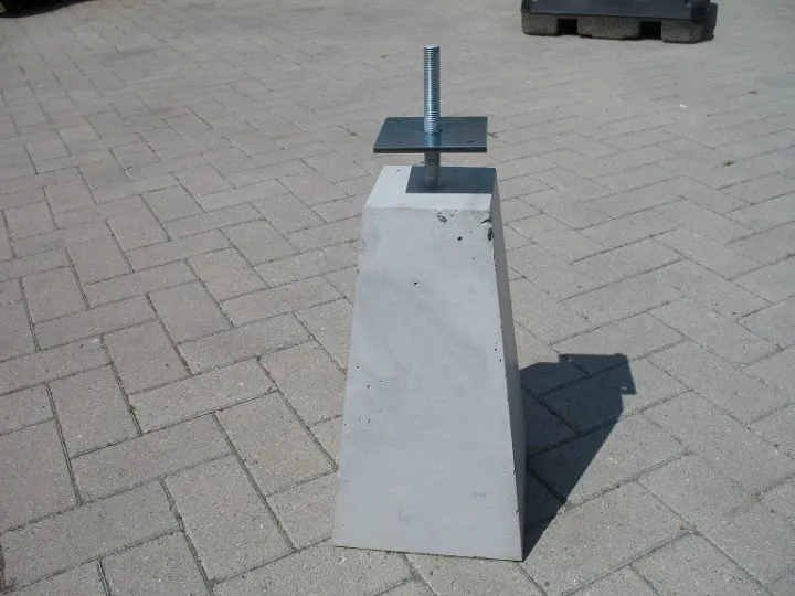 Betonnen poer met verzinkt plaatanker erop, klaar voor een houten staander