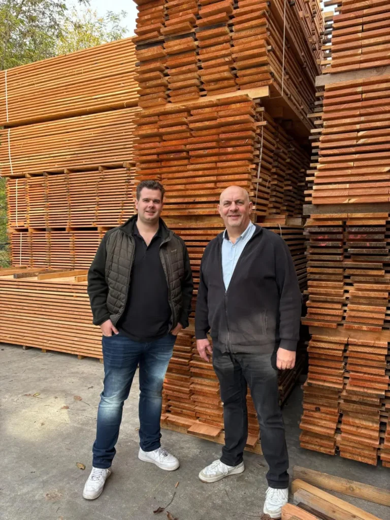 Twee medewerkers van CenWood voor hoge stapels douglas planken, klaar voor uw offerteaanvraag