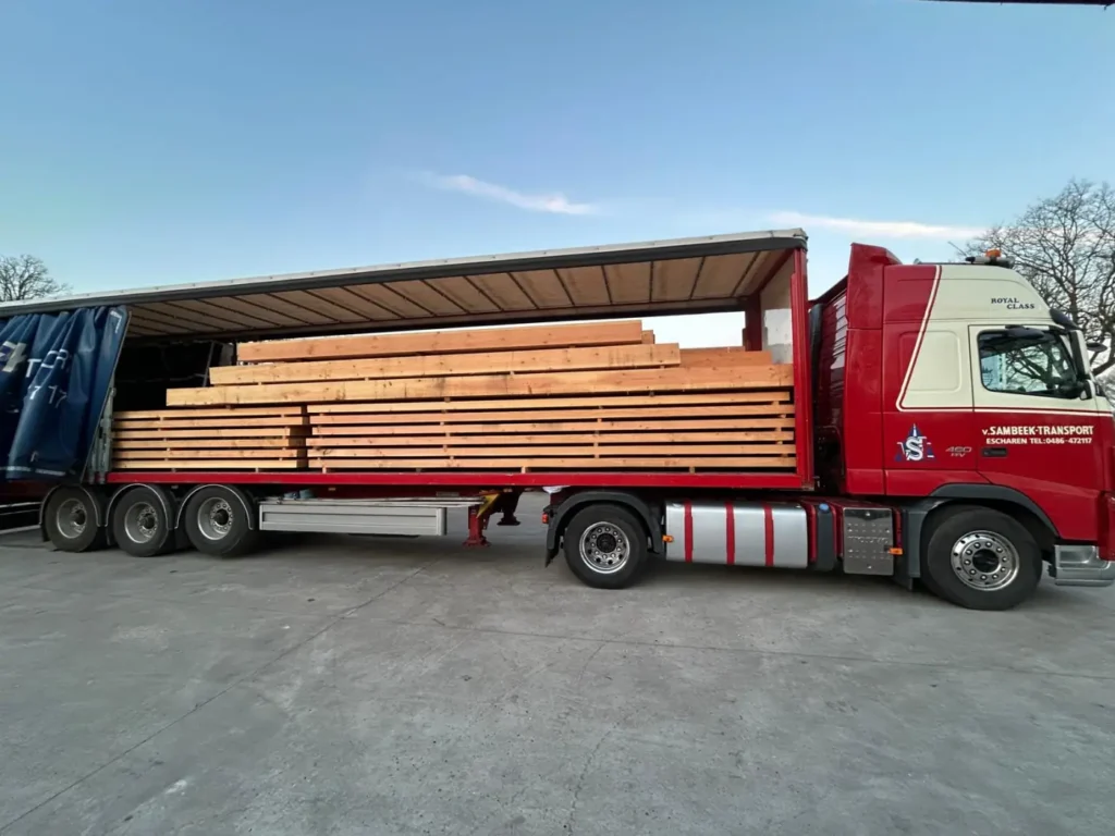 Vrachtwagen met huifoplegger vol gestapeld douglas hout, klaar voor bezorging door CenWood