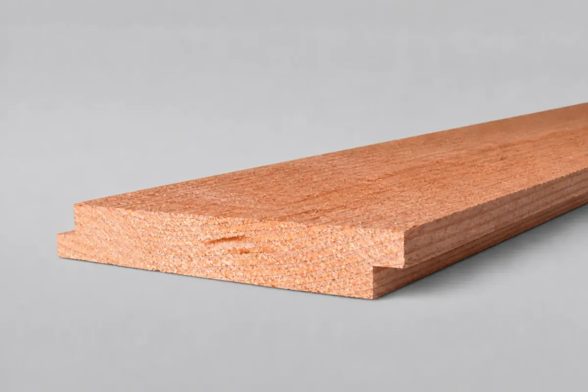 Douglas halfhout plank fijnbezaagd 22 x 130 mm schuin in beeld met sponning langs de rand