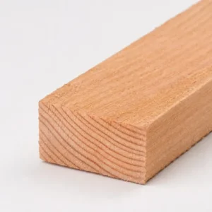 Douglas panlat fijnbezaagd 22 x 40 mm met de kopse kant en zaagstructuur in beeld