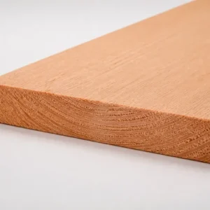 Douglas plank fijnbezaagd 22 x 150 mm schuin in beeld met de kopse kant vooraan