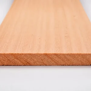 Douglas plank fijnbezaagd 30 x 100 mm schuin in beeld met de kopse kant vooraan