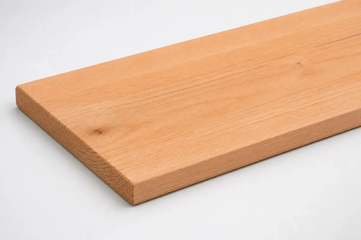 Geschaafde douglas plank 26 x 245 mm schuin in beeld met brede zichtzijde