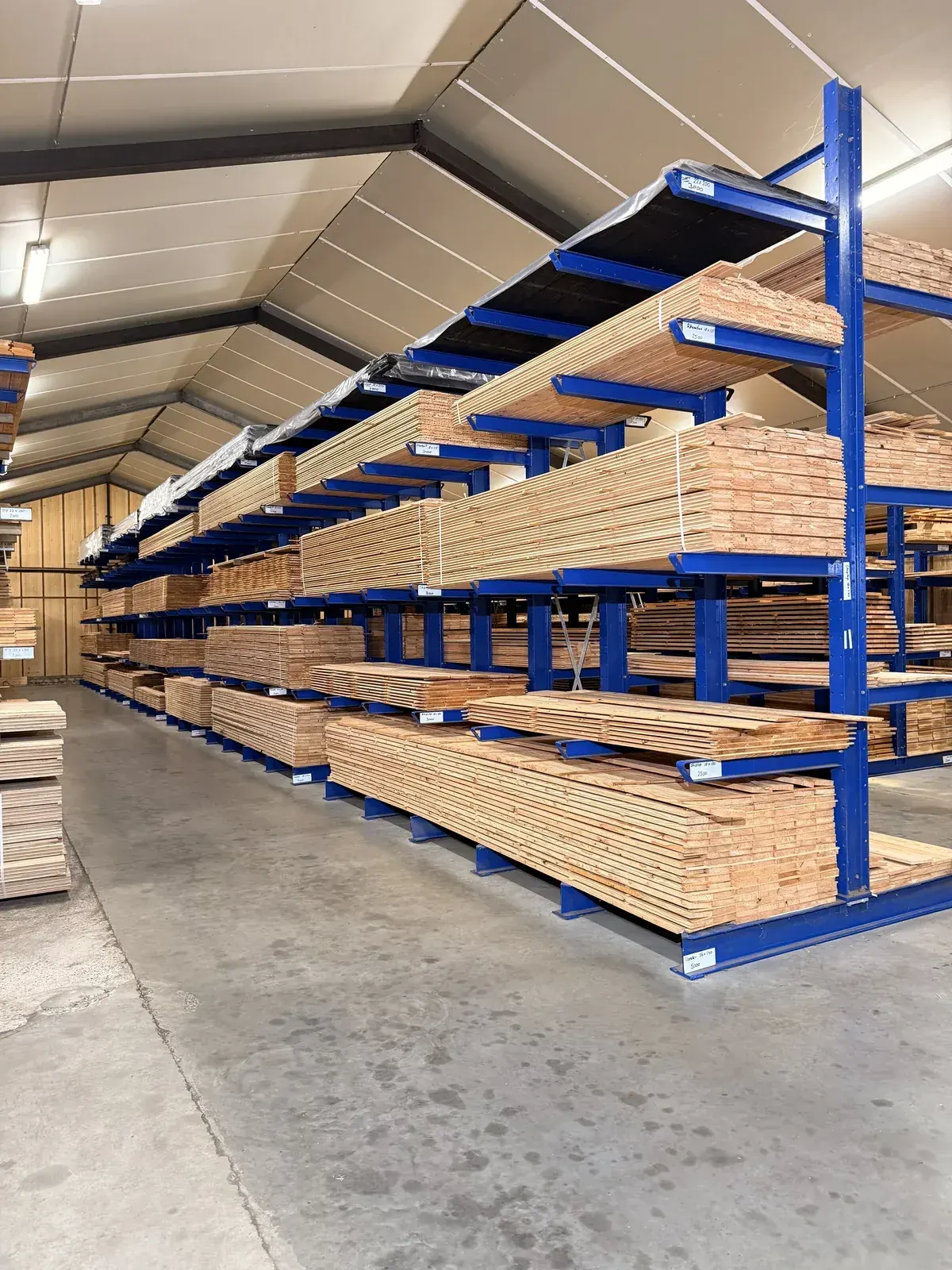 Douglas planken in het magazijn van de houthandel in Gemert op blauwe draagarmstellingen