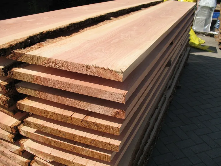 Stapel brede douglas platen met natuurlijke boomrand op het buitenterrein