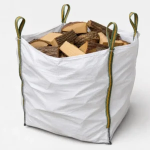 Big bag met vers gekloofd eiken kachelhout, blokken met schors door elkaar