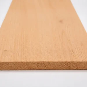 Eiken plank fijnbezaagd 22 x 150 mm schuin in beeld met lichte eikennerf