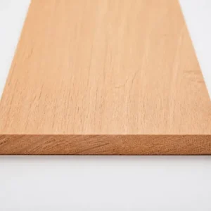 Eiken plank fijnbezaagd 22 x 200 mm schuin in beeld met de kopse kant in beeld