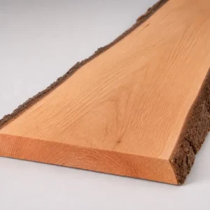 Eiken schaaldeel 22 x 200 tot 250 mm rustiek met brede schorsrand langs de zijkant