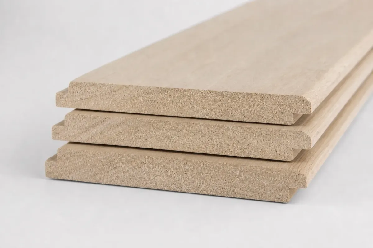 Stapel van drie eiken shiplap planken 20 x 130 mm KD met visbekprofiel