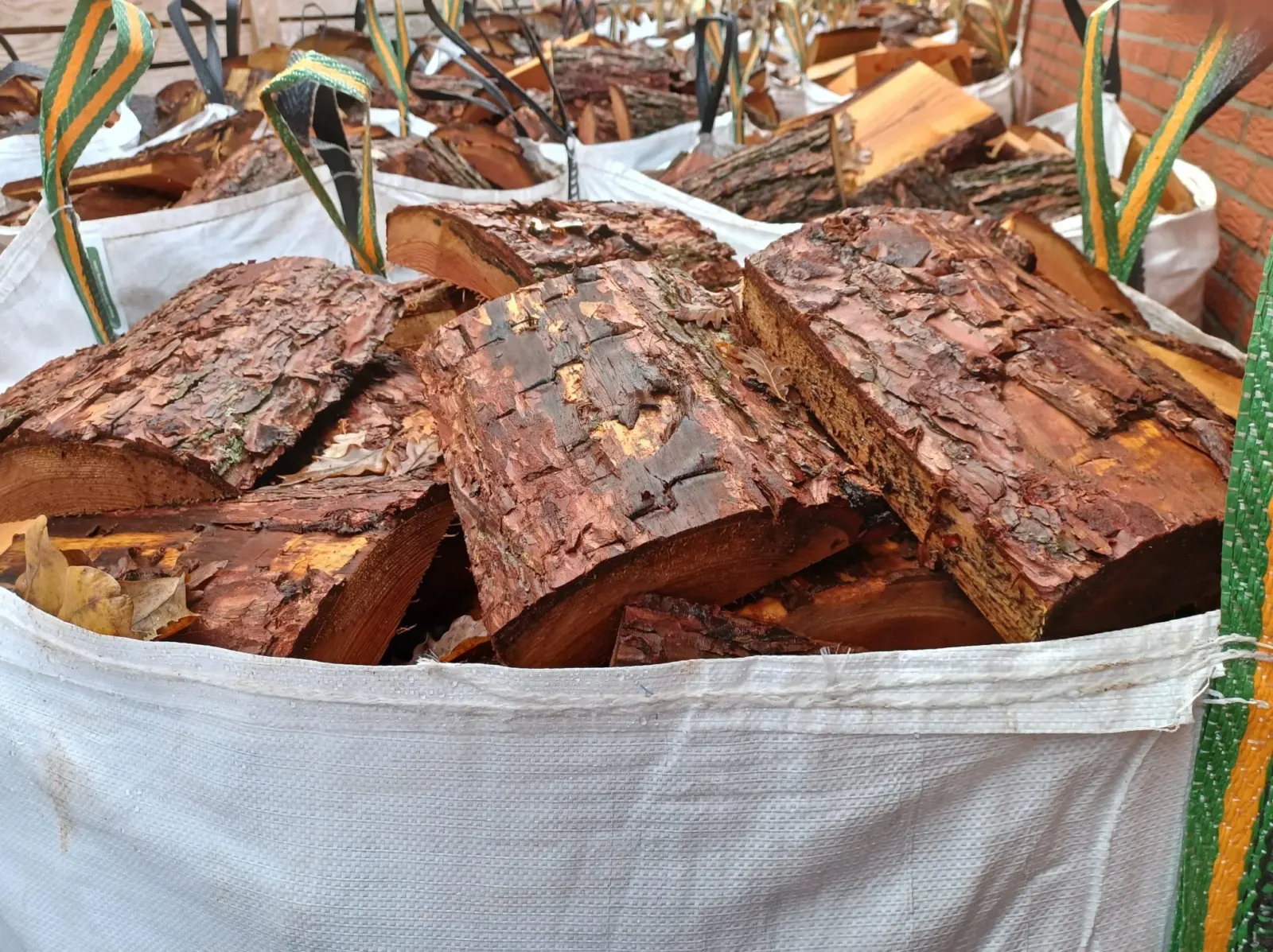 Big bag met gekloofd haardhout en schors tussen de houtproducten van CenWood