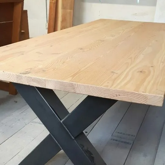 Tafelblad van hout op een stalen onderstel
