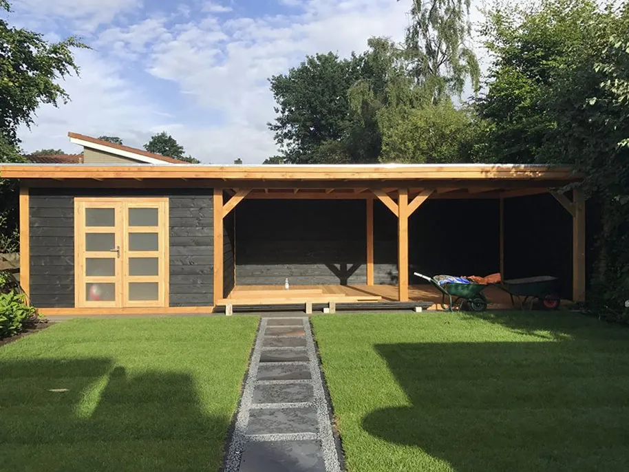 Douglas bijgebouw met overkapping en dubbele deuren in een tuin, gebouwd met hout van CenWood