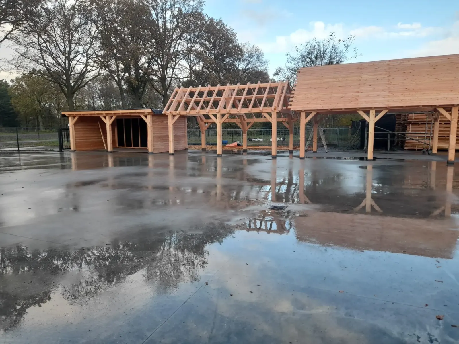 Klantproject met twee douglas overkappingen op een nat terrein in Gemert