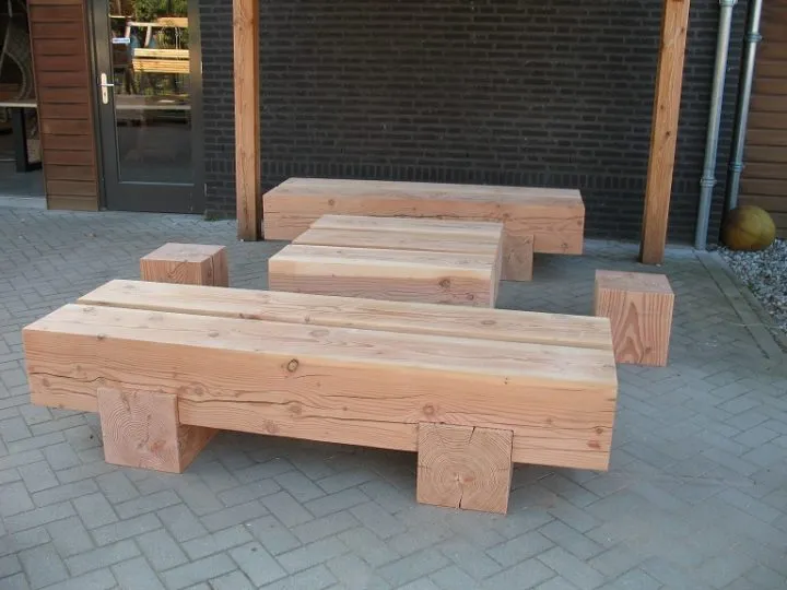 Douglas tuinset met zware balken als tafel en banken voor het bedrijfspand
