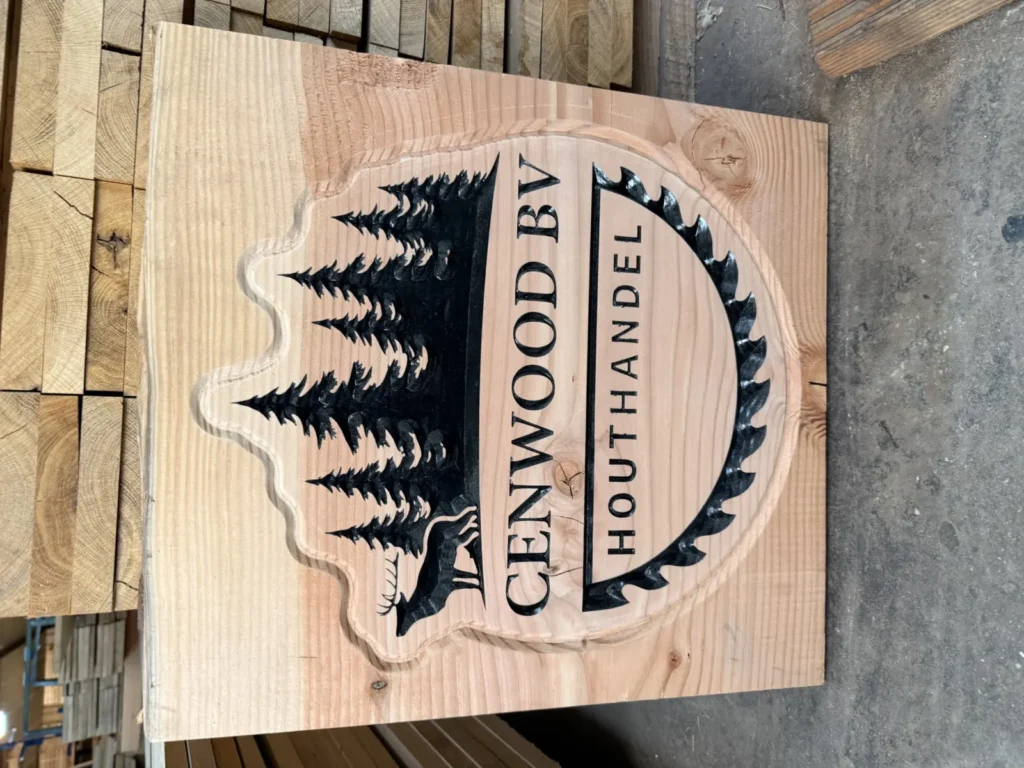 Houten bord met het uitgefreesde CenWood logo, gemaakt van douglas hout uit Gemert