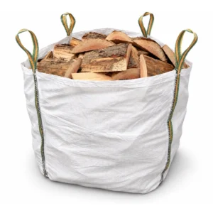 Big bag gevuld met gekloofd douglas kachelhout, vers gezaagde blokken met schors