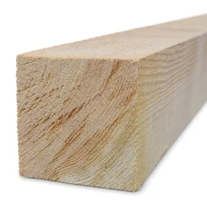 Kopse kant van een douglas paal fijnbezaagd 100 x 100 mm met zichtbare zaagstructuur