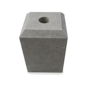 Hardstenen sokkel met facetrand 185 x 185 x 250 mm met boorgat in de bovenkant
