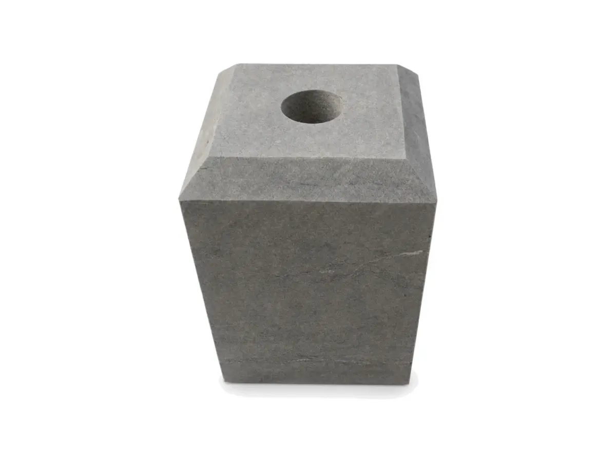 Hardstenen sokkel met facetrand 185 x 185 x 250 mm met boorgat in de bovenkant