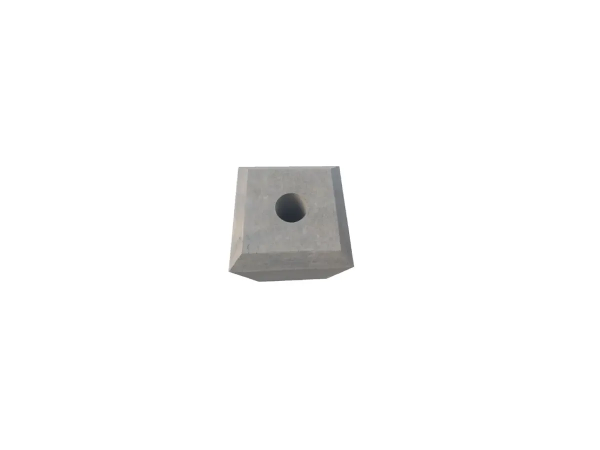 Hardstenen sokkel met facetrand 185 x 185 mm schuin van boven met het boorgat in beeld