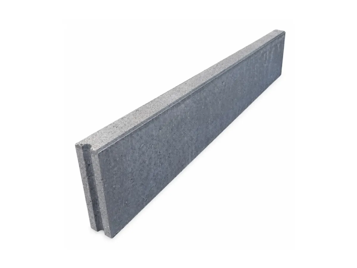 Betonnen opsluitband antraciet 6 x 20 cm diagonaal in beeld, smalle zijkant zichtbaar