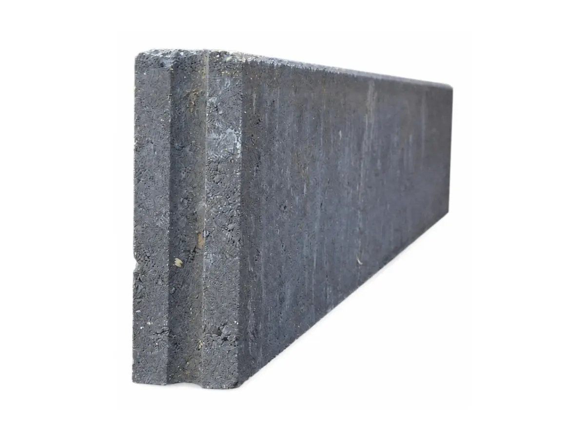 Close-up van de kopse kant van een betonnen opsluitband antraciet 6 x 20 cm