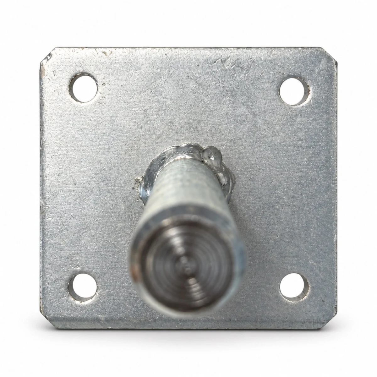 Close-up van de montageplaat met huls van een wit verzinkt instortanker 500 mm